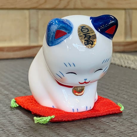 Bowing Lucky cat  / Lucy ornament