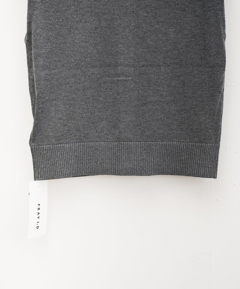FRAY I.D ポロカラーノースリニットジレ／接触冷感 FRAY I.D（フレイアイディー）の「フルーツ刺繍ポロカラーノースリ