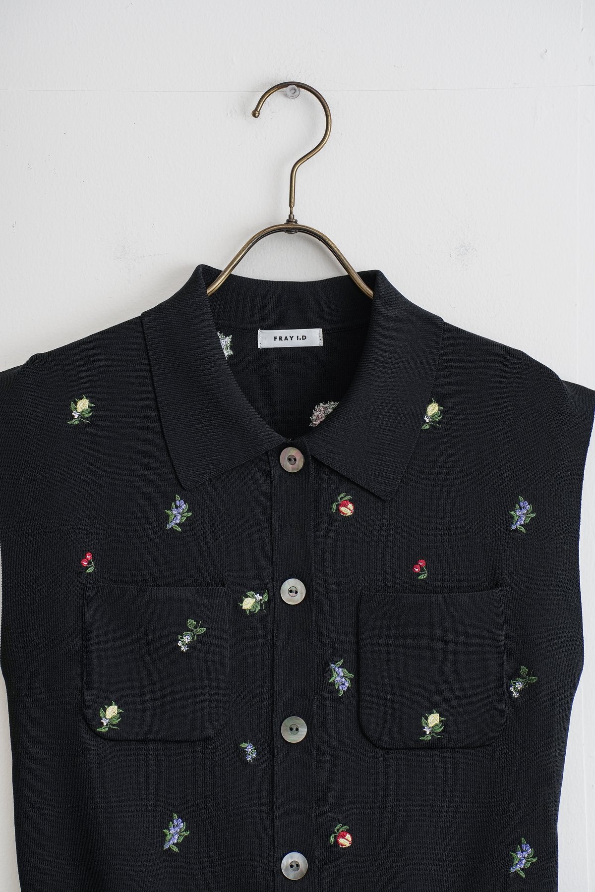 FRAY I.D】フルーツ刺繍ポロカラーノースリニットジレ/接触冷感 FRAY I.D】フルーツ刺繍ポロカラーノースリニットジレ/接触冷感