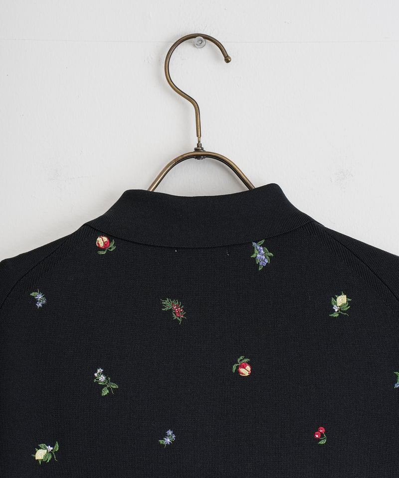 【完売商品】フルーツ刺繍ポロカラーノースリニットジレ※新品タグ付き フルーツ刺繍ポロカラーノースリニットジレ／接触冷感(ニット