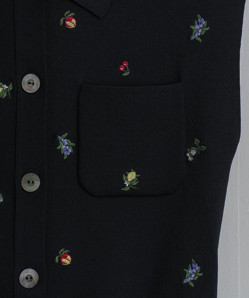 FRAY I.D フルーツ刺繍ポロカラーノースリットニットジレ ブラック WEB限定カラー】フルーツ刺繍ポロカラーノースリニットジレ