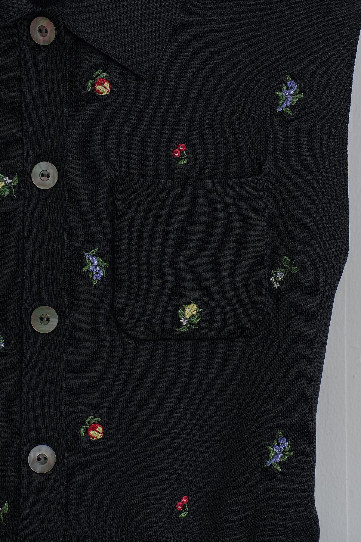 FRAY I.D】フルーツ刺繍ポロカラーノースリニットジレ／接触冷感