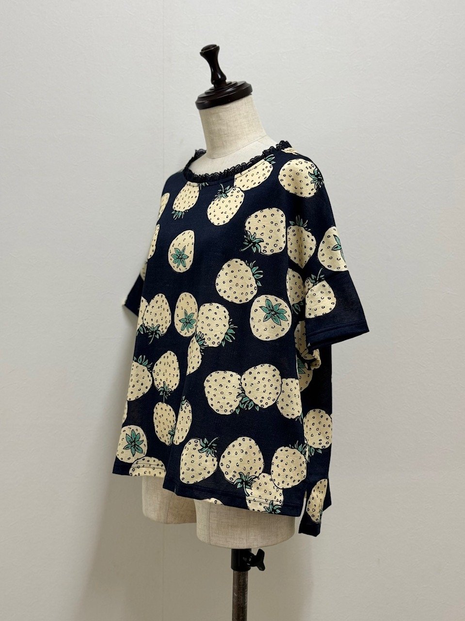 yukiemon】いちご変形Tシャツ_240723009528 | EGAMI OFFICI yukiemon】いちご変形Tシャツ_240723009528 | EGAMI OFFICI