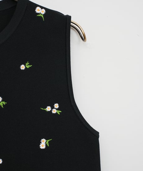 【Mewl】刺繍スポンジベスト_250830004643