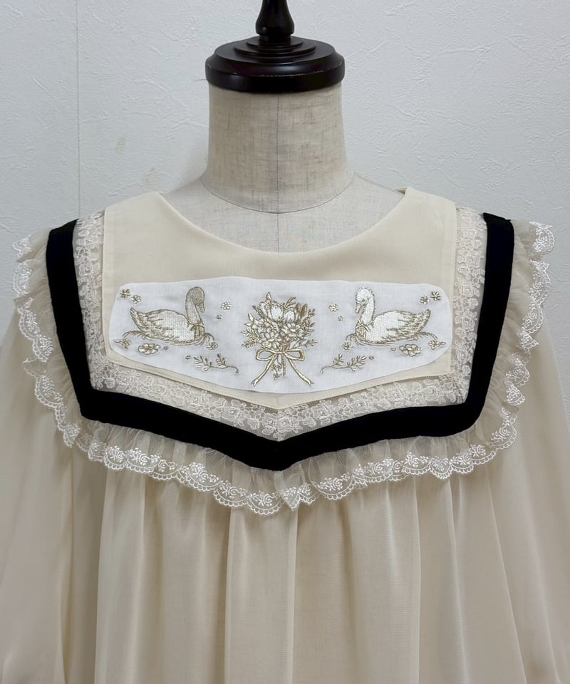 yukiemon】スワンヨークブラウス（M） | EGAMI OFFICIAL WEB STORE