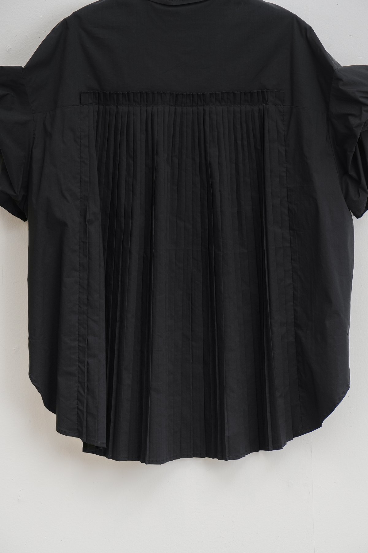 新品☆ Lallia Mù バックプリーツレイヤードシャツ Lallia Mu ラリアムー ふわっと華やかなバックプリーツが後ろ姿