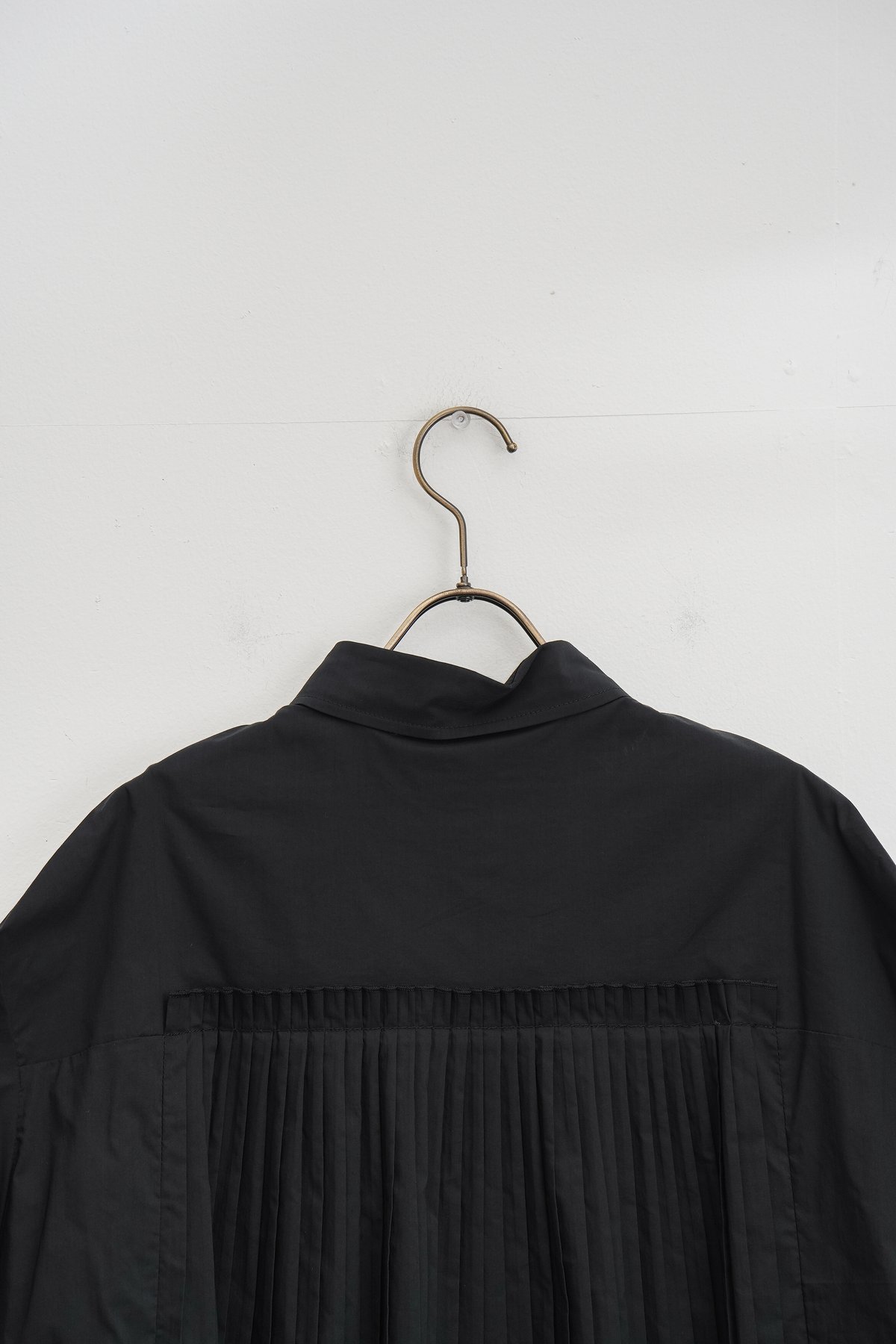 新品☆ Lallia Mù バックプリーツレイヤードシャツ Lallia Mu ラリアムー ふわっと華やかなバックプリーツが後ろ姿