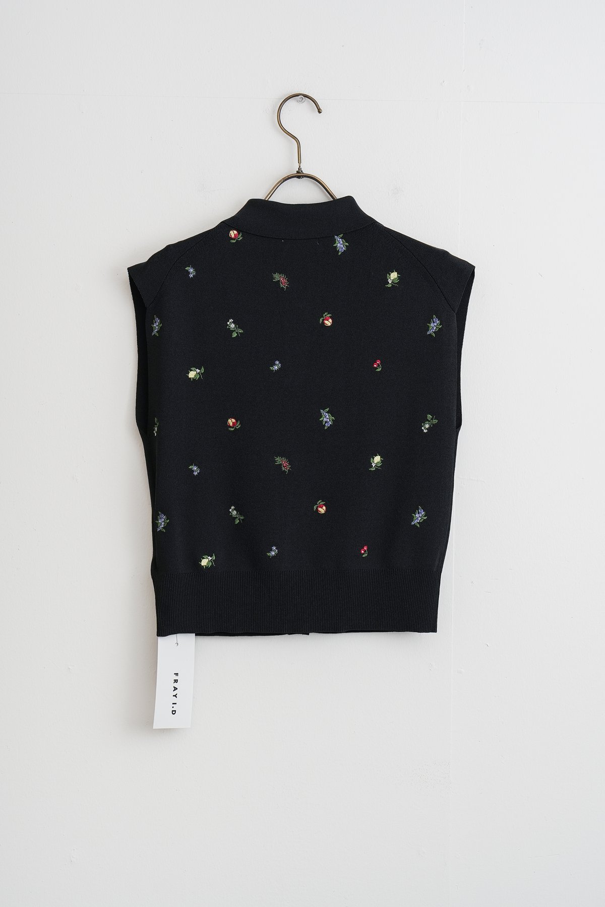FRAY ID 刺繍ノースリーブニットベスト ブラック 楽天市場】フルーツ刺繍ポロカラーノースリニットジレ/接触冷感