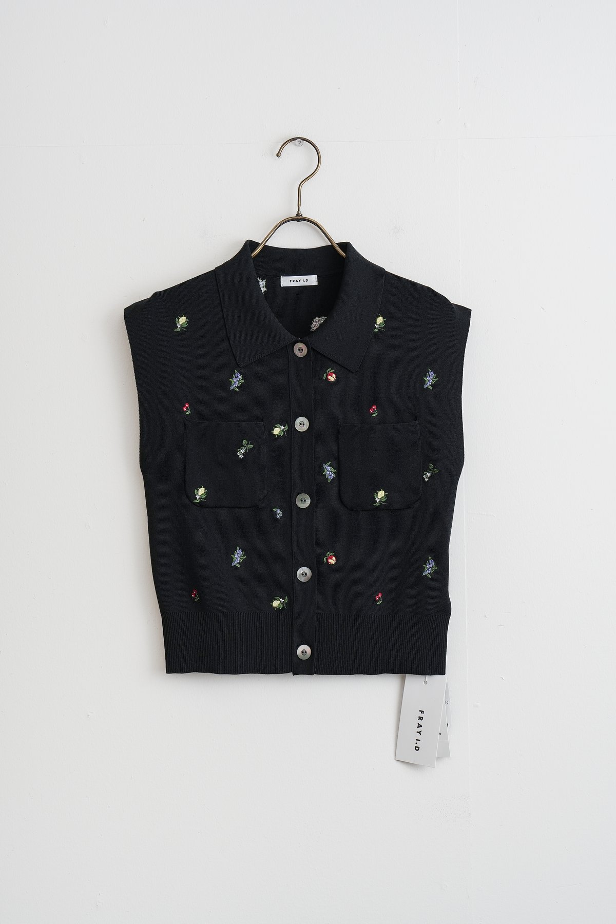 FRAY I.D】フルーツ刺繍ポロカラーノースリニットジレ／接触冷感