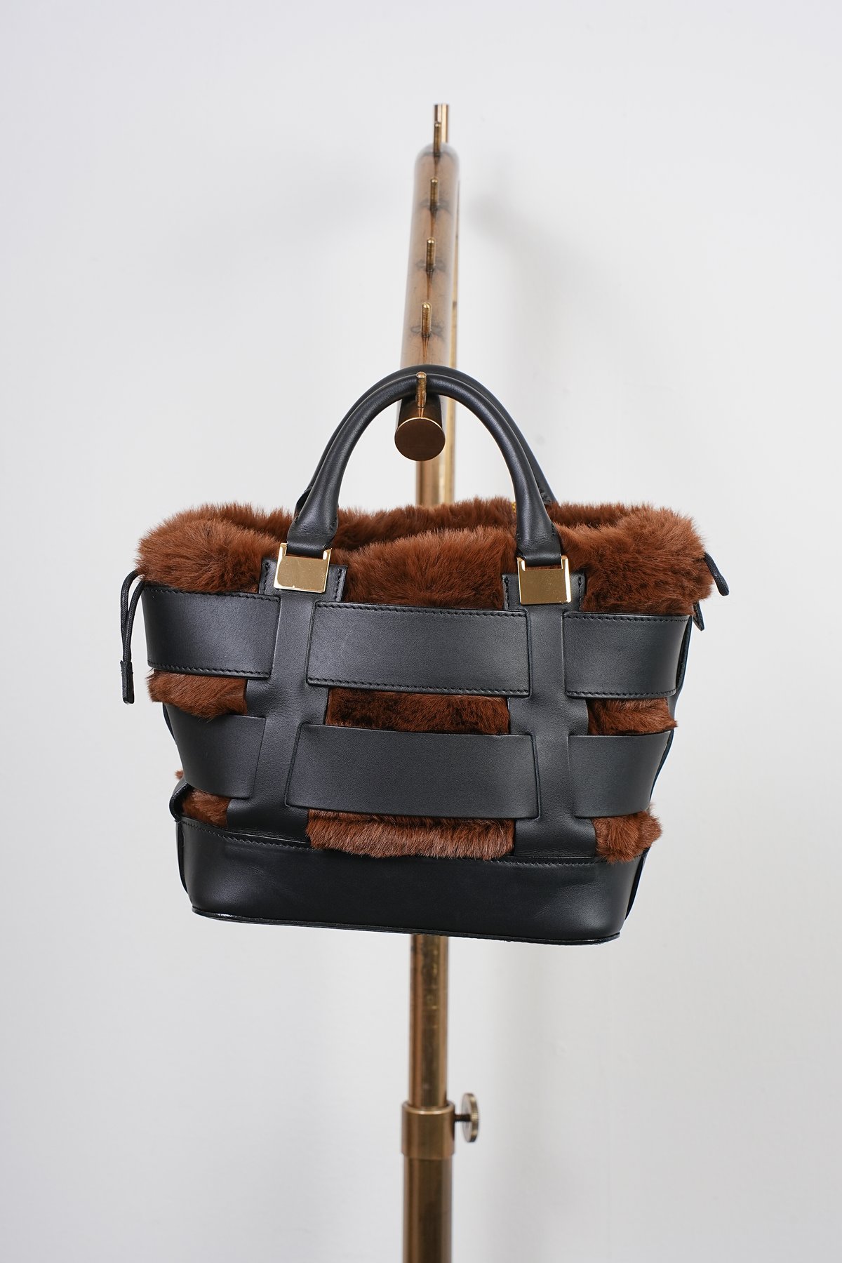 【極美品】 VIOLA d’ORO ELMO リアルファー ハンドバッグ レザー VIOLAd'ORO（ヴィオラドーロ） トートバッグ ELMO エルモ M V-8680