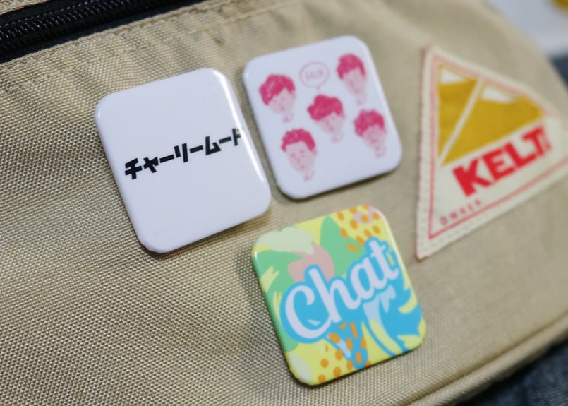 スクエア缶バッジ(3個セット) | チャーリームードOfficial Store