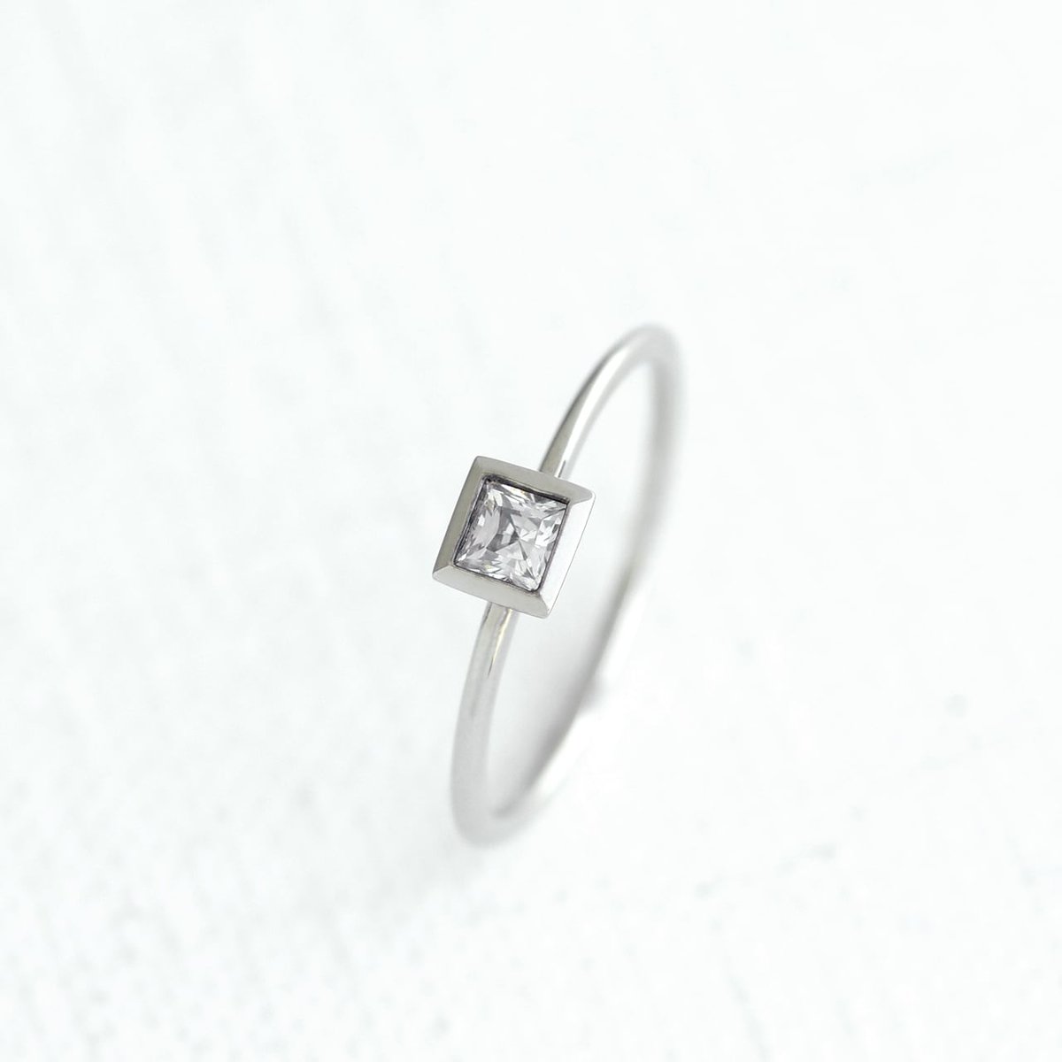 14Ｋカネトリング K18YG トランク オーバルカット ベゼル リング 0.7ct｜婚約指輪
