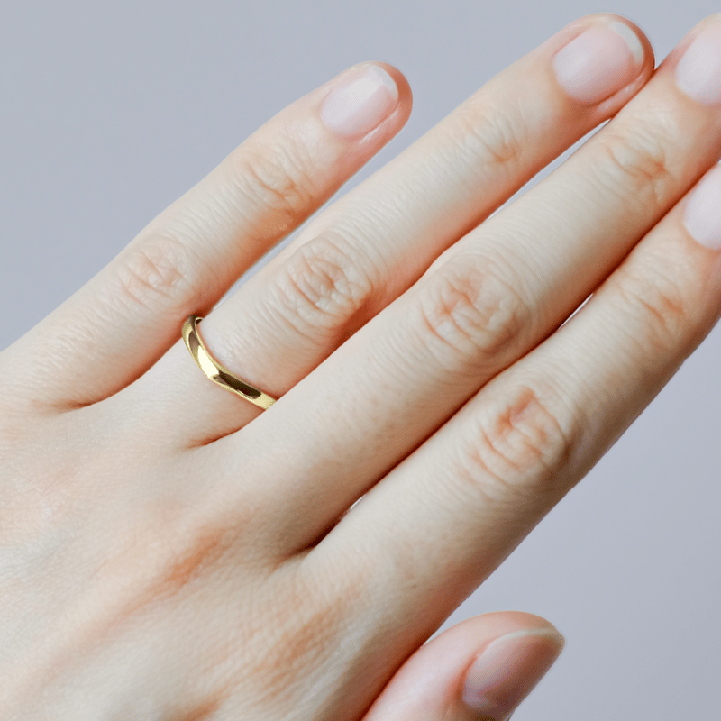 Vシェイプの結婚指輪 Aria（アリア）｜2.5mm幅｜K18イエロー