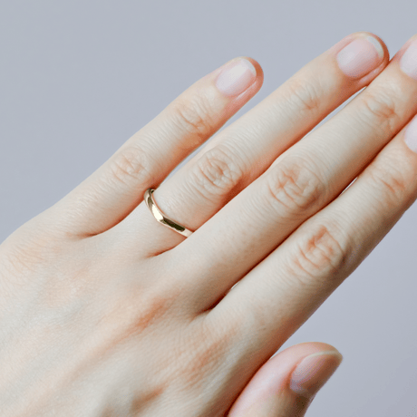Vシェイプの結婚指輪  Aria（アリア）｜2.5mm幅｜K18グリーンゴールド ｜Artisan Works