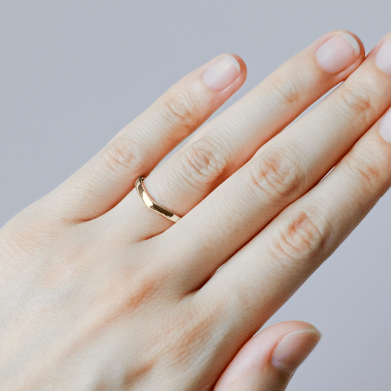 Vシェイプの結婚指輪 Aria（アリア）｜2.5mm幅｜K18グリーンゴールド