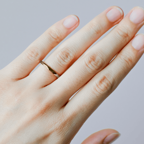 鎚⽬を施したカジュアルな結婚指輪  Risoluto（リゾルート）｜2.0mm幅｜ K18グリーンゴールド｜Artisan Works