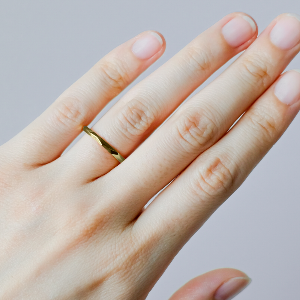 鎚⽬を施したカジュアルな結婚指輪 Risoluto（リゾルート）｜2.0mm幅