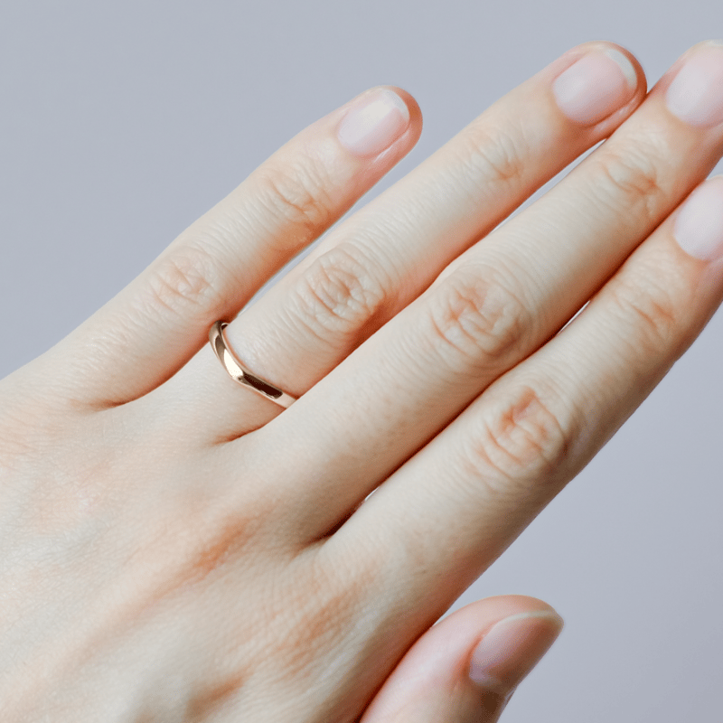 Vシェイプの結婚指輪 Aria(アリア)|2.5mm幅|K18ピンク Vシェイプの結婚指輪 Aria(アリア)|2.5mm幅|K18ピンク