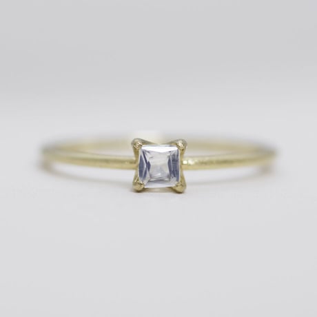 華奢な立て爪指輪【Blue-Moon-Stone Ring】｜K10イエローゴールド｜ [Artisan Works]