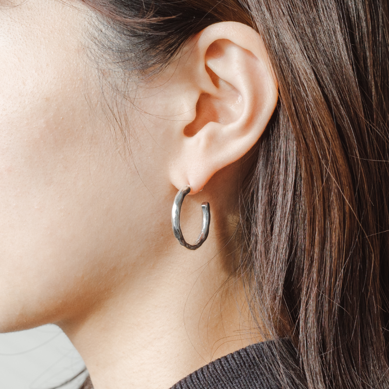 フープピアスM｜シルバー925｜HAZE HALF HOOP-M【Laugh＆Yoke】｜Ar