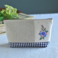 花刺繍の横長ポーチ