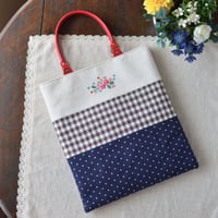 花刺繍のフラットバッグ