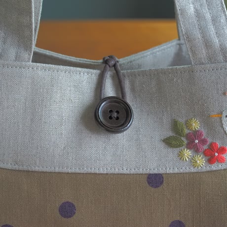 水玉柄の手提げバッグ