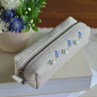 花刺繍のペンケース（ブルー）