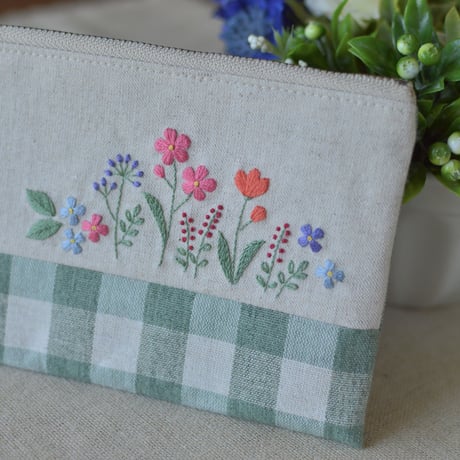 花刺繍のフラットポーチ（チェック）