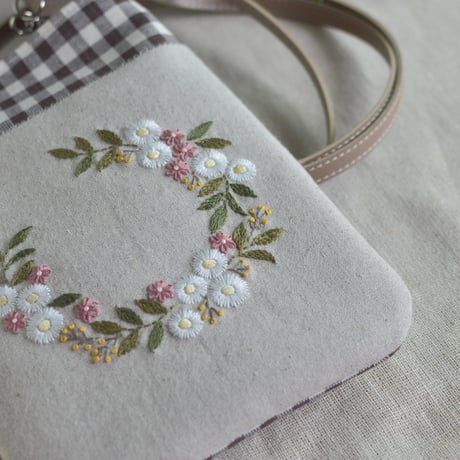 花刺繍のスマホショルダー（茶）