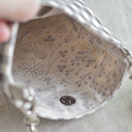 花刺繍のスマホショルダー（茶）
