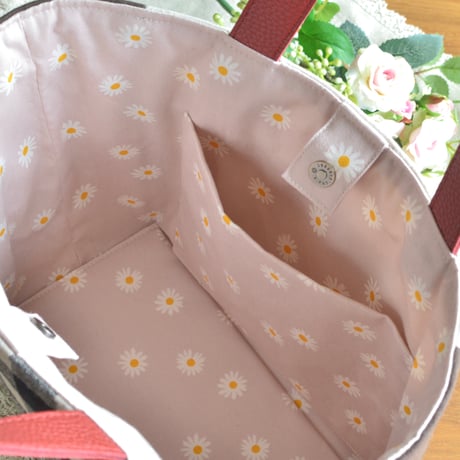赤い持ち手の手提げバッグ