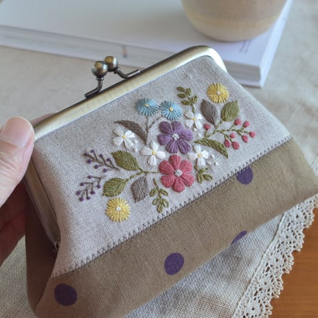 花刺繍のがま口ポーチ