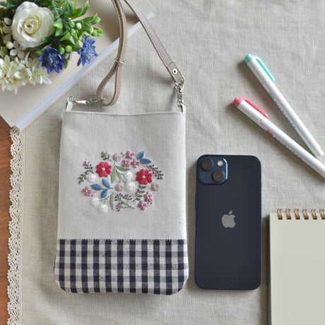 花刺繍のスマホポシェット