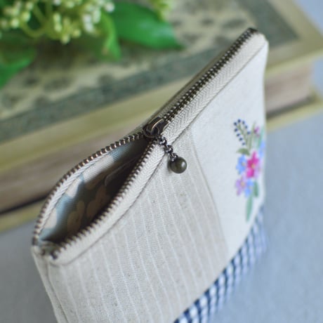 花刺繍の四角いポーチ