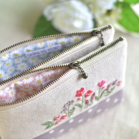 花刺繍のフラットポーチ（ドット柄）