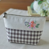 焦茶色のチェックのポーチ