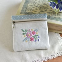 花刺繍のミニポーチ（淡いピンク色）