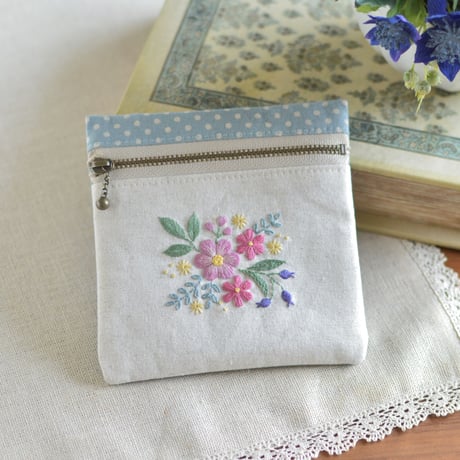 花刺繍のミニポーチ（淡いピンク色）
