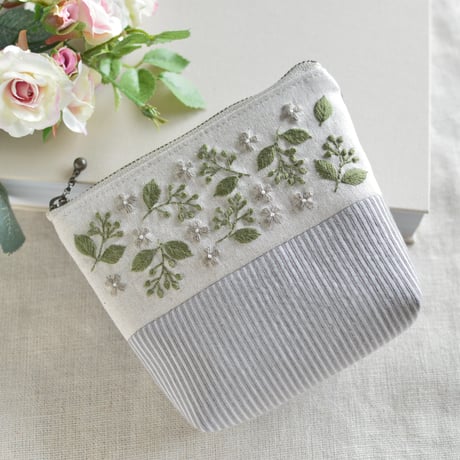 グリーンの刺繍ポーチ