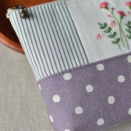 花刺繍のミニポーチ（スモーク紫）