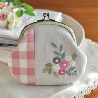 花刺繍のがま口（ピンクチェック）