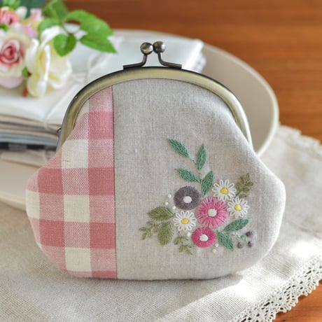 花刺繍のがま口（ピンクチェック）