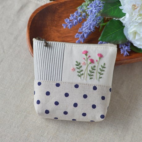 花刺繍のミニポーチ（紺色ドット）