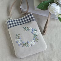 花刺繍のスマホショルダー（紺）