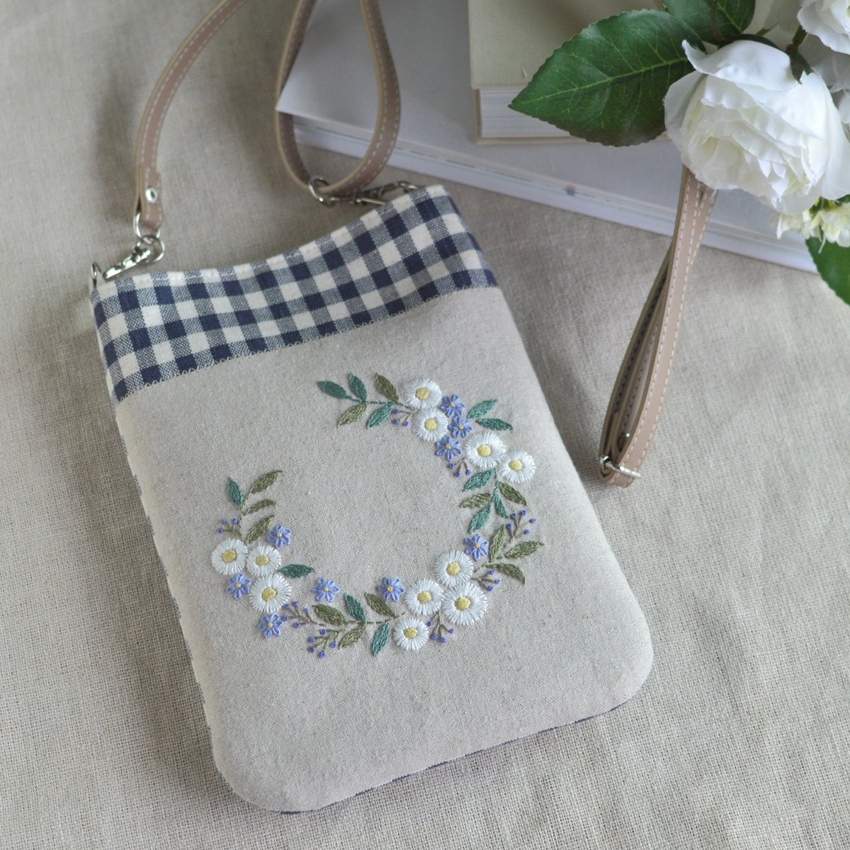 FlowerMaid 花刺繍 スマホショルダーバッグ 花刺繍のスマホショルダー（紺） | アトリエ＊ノート