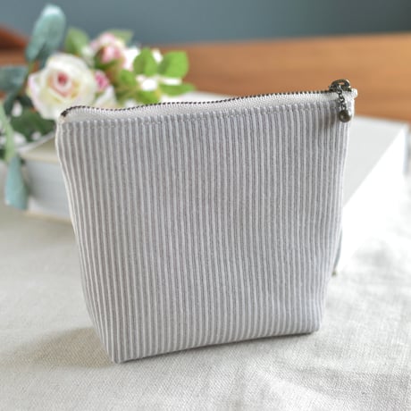 グリーンの刺繍ポーチ
