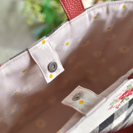 赤い持ち手の手提げバッグ