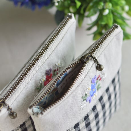 花刺繍のミニポーチ（ブルーの花）
