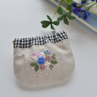 花刺繍のミニバネポーチ（ブルー）
